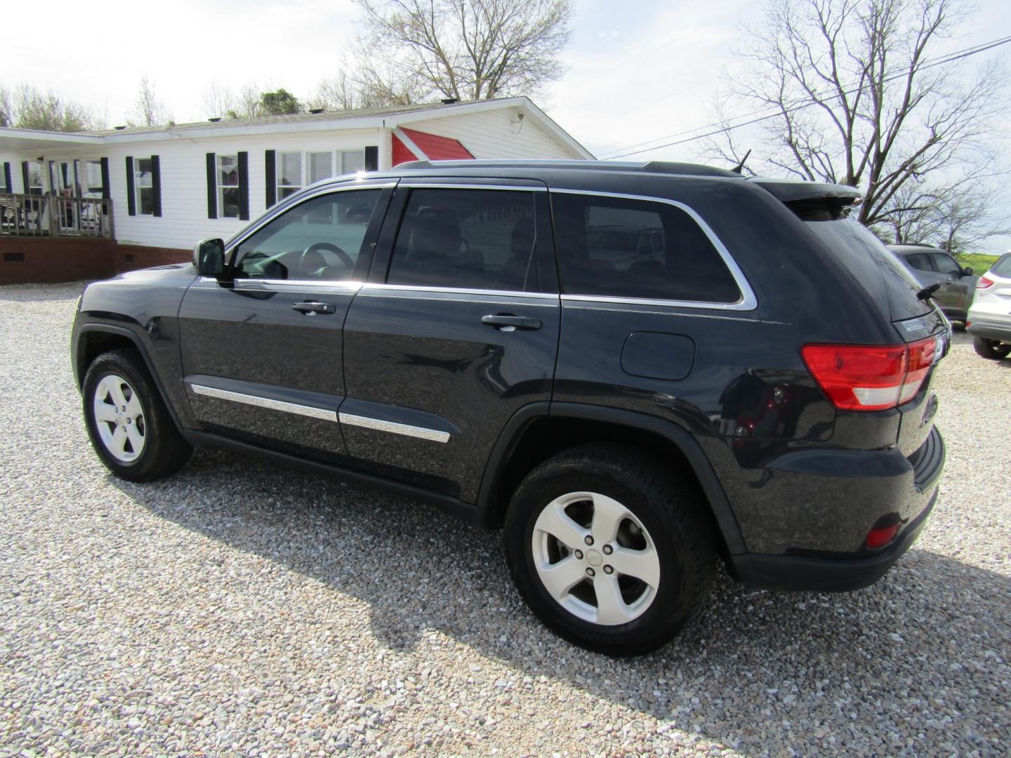 2013 Blue /Gray Jeep Grand Cherokee Laredo 2WD (1C4RJEAG0DC) with an 3.6L V6 DOHC 24V engine, Automatic transmission, located at 15016 S Hwy 231, Midland City, AL, 36350, (334) 983-3001, 31.306210, -85.495277 - Photo#6